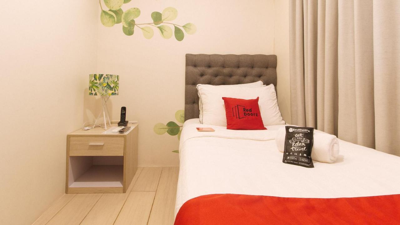 Reddoorz Plus At La Belle Residences Makati City Exterior photo